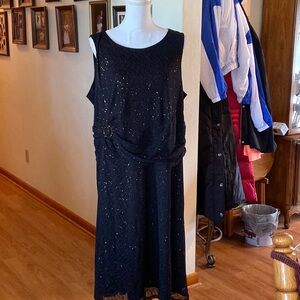 Stunning black dress with a shimmer design